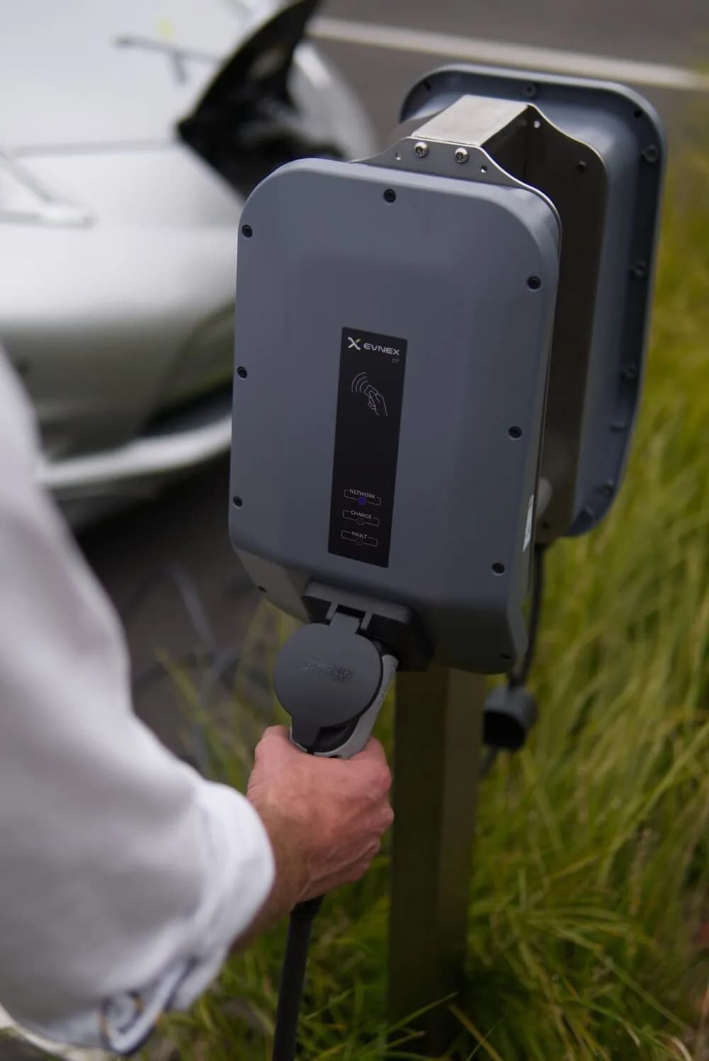 Branchement d’un véhicule électrique à une borne de recharge
